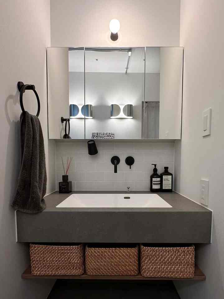 シンプルにした造作洗面台

#midcentury
#renovation
#vintageinterior
#ミッドセンチュリーモダン
#中古マンションリノベーション
#リノベーション
#ヴィンテージインテリア
#北欧家具
#北欧インテリア
#toolbox
#miratap
#アイカ工業　#造作洗面台
#スマートサニタリー
#イソップ　#Aesop 
#FLOS #ACTUS 
#三面鏡　#スミス
#サンワカンパニー