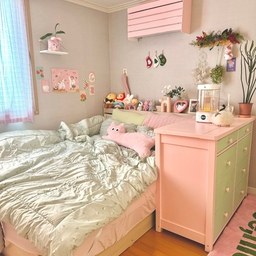 #우리집잘산템빙고 #침실
🎀분홍분홍 침실🎀
침실에서 잘산템 3가지
1. 감성전자 ‘가열식 가습기’
작은 침실에 가열식 가습기 조합 정말 추천드려요!!
가습만 되는 게 아니라 공기도 은은하게 데워지는 효과가 있어서 코가 시려운 겨울에는 정말 딱 입니다!👍🏻
게다가 이쁘고 물멍도 할수있고 무드등까지☺️
2. 데코뷰 ‘캔디팝 핑크체크 커튼’
색감이 실물 깡패입니다~~💖💖
분홍분홍한 침실을 만들고 싶어서 커튼을 정말 고심해서 
골랐는데 마땅히 이쁜 체크가 없더라구여
그래서 그냥 원단을 사서 만들까 했는데
데코뷰 캔디팝커튼이 체크가 세련되게 잘 뽑혀서 
촌스럽지도 않고 싼티도 안나서
실제로 보면 아주 이쁘답니다🫶🏻🫶🏻
3.딜라이트 ‘수납침대’
구매한지는 오래되어도 여전히 잘 사용중인 수납침대
저도 신혼이라 막 이쁜 침대 프레임 쓰고 싶었는데
집은 좁은데 옷이나 침구류들은 왜 이렇게 많은지…
수납침대 안샀으면 큰일 날뻔 했어요
침대 아래는 계절옷과 침구 그리고 버릴수는없는 그런 짐을을 가득 채워뒀어요 ㅎㅎ
수납력 짱짱👍🏻👍🏻 
드레스룸이랑 없어도 충분하답니다😊
#침실 #안방 #분홍 #분홍인테리어 #시공없이 #침실인테리어 #신혼집 #가열식가습기 #가열식가습기추천 #커튼 #커튼추천 #수납침대 #추천템
#잘산템 #맞팔 #맞팔환영