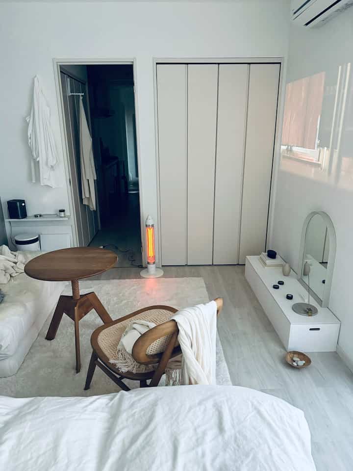 さむいさむい
とベッドから這い出て
今年も小さなストーブを出しました

ラグマット の下にはホットカーペットを

ベッドは
もこもこのシーツ類は使わず
通年使っているコットンシーツの下に
電気敷毛布を忍ばせています
・
・
・
この部屋で迎えるはじめての冬

窓が多くて
一部コンクリート打ちっぱなしの壁なので
ちょっと覚悟しています
・
・
・
先日買った無印のグラスは
写真映りも良いみたい

#ワンルーム
#シンプリスト
#ミニマル
#無印良品
