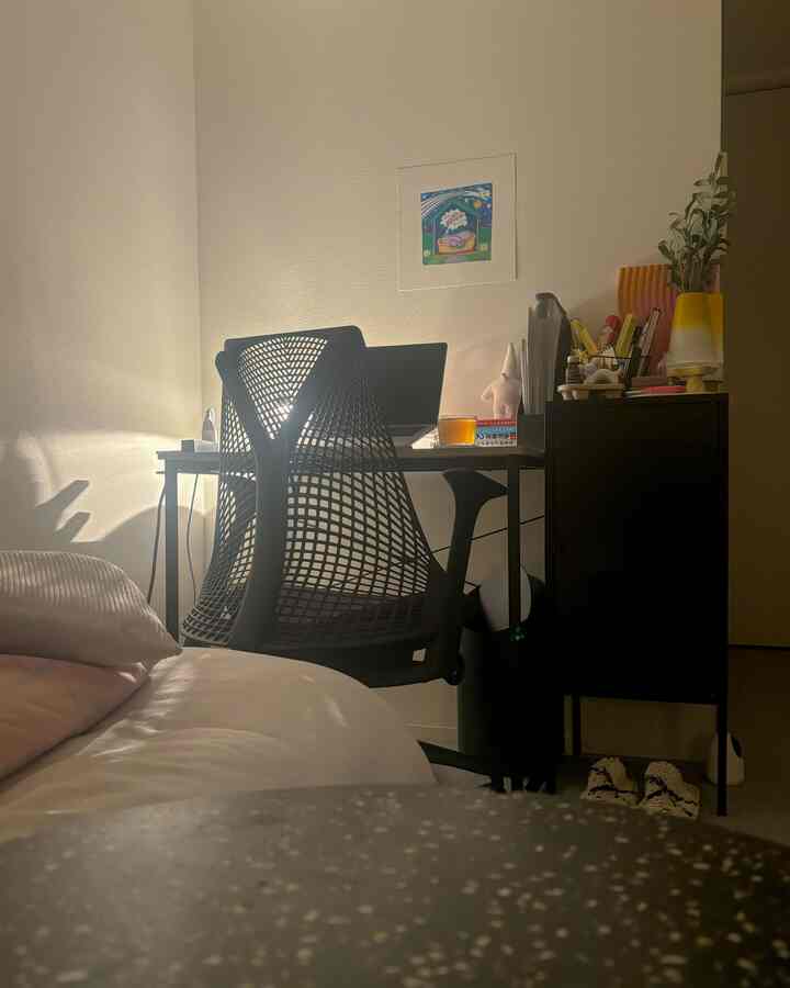 White walls and black furniture in a single household 8-tatami bedroom home office space