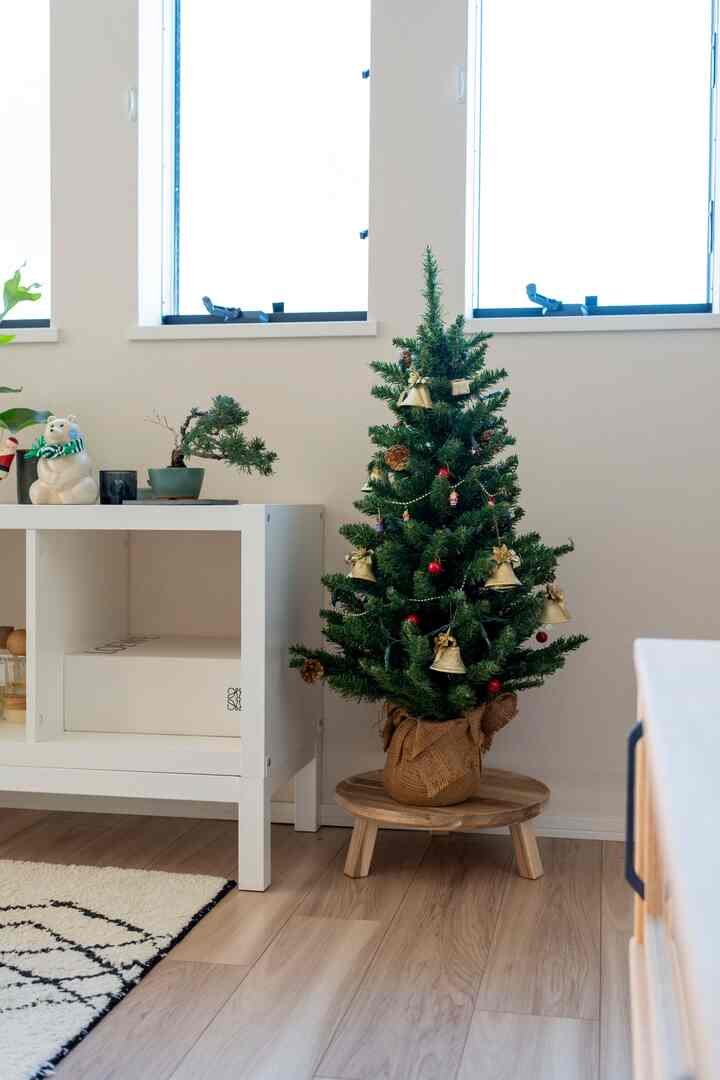 ツリーが小さいのでIKEAのサービススタンドでバランスをとってます🎅
#ikea #クリスマスディスプレイ