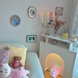 #오늘의우리집 #콘수프기록 
#벽난로콘솔 공간에 #빈티지 #액자 를 걸어봤어요 💝 
핸드폰 사진을 프린터로 출력해서 잘라 넣어봤답니다 ☺️
예쁜 #포스터 #엽서 를 구입해서 붙이는 것도 좋지만 추억이 담긴 사진을 액자에 담아 보는 것도 좋은 것 같아용♥️🌺
벌써 일주일의 절반을 향해 가고 있네요 🧸 날씨가 많이 추워졌어요 🥲 모두들 감기 조심하세용 ✨🩵🩵
#맞팔 #맞팔해요 #벽난로 #벽난로조명 #콘솔꾸미기 #벽꾸미기 #빈티지인테리어 #프렌치 #프렌치인테리어 #엔틱 #엔틱액자 #오로라조명 #촛대 #전자초 #촛대조명 #디퓨저 #꽃병 #쇼파패드 #쿠션 #쿠션커버 #쇼파 #다이소 #신혼집꾸미기 