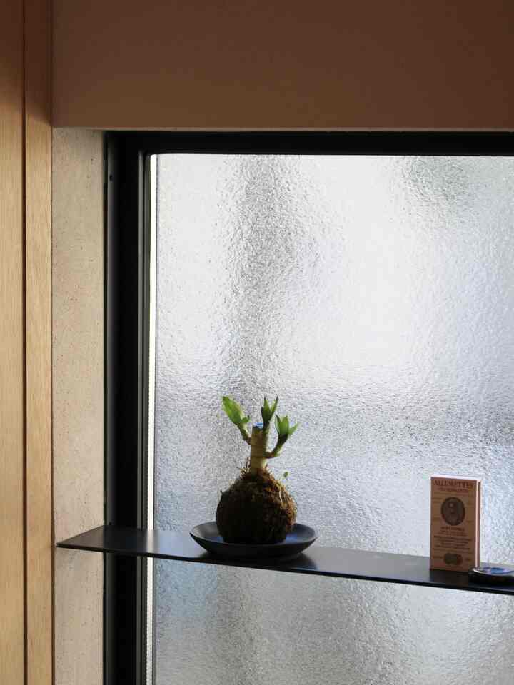 エントランスの飾り棚は省スペースな我が家。子供が手の届く高さなので高価なものや割れ物は置けません。

香りものは割れないビュリーのマッチを置いています。置いてるだけで素敵な香りがしますし、来客前にマッチをつけると消臭効果もあって気に入ってます。

そしておすすめなのがこの苔だま。standardproductsで300円で販売されています。小皿とセットで合計400円で購入できます。我が家はキングバンブーをお迎えしましたが、他にもいろんな種類の苔だまがあり、とてもかわいらしかったですよ。

#エントランス #玄関 #玄関飾り #玄関入口 #玄関入口インテリア #玄関インテリア #苔玉 #観葉植物 #盆栽 #フレグランスマッチ