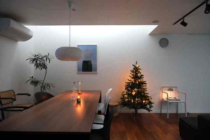 クリスマスツリーのあるLDK
#北欧インテリア #余白のある暮らし
#クリスマスツリー #クリスマスの風景#rsglobaltrade #interior
#ドーナツペンダントライト #ropechair
#フラワーポットライト 