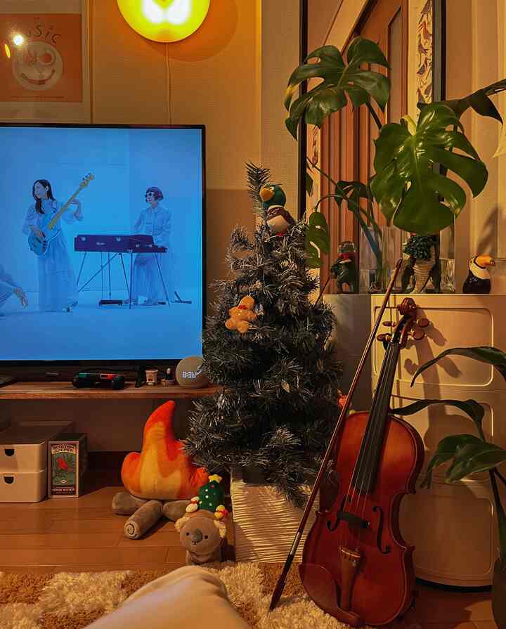 クリスマス準備🎄

#interiordesign #myroom #livingwithplants #cozyvibes #apartmentdecor #homeinspo #interiorinspo #midcenturymodern #decorideas #interiorstyling #homebar 

#賃貸暮らし #賃貸インテリア#インテリア#観葉植物 #雑貨 #クリスマス #植物インテリア #バイオリン