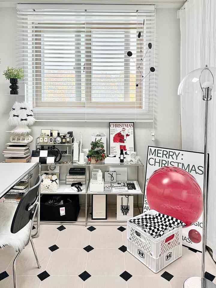 スペースに少しずつクリスマスを添える♥️🌲

#今日からクリスマス #크리스마스 #크리스마스인테리어 #크리스마스데코 #크리스마스트리 #크리스마스소품 #크리스마스오브제 #오브제 #데스크테리어 #서재인테리어 #작업실인테리어 #모던인테리어 #미드센츄리모던 #미드센추리모던 #미드센츄리 #산타 #크리스마스장식 #트리 #산타인형 #크리스마스포스터 {19 #インテリアアクセサリー} #christmasdecor #christmasinterior