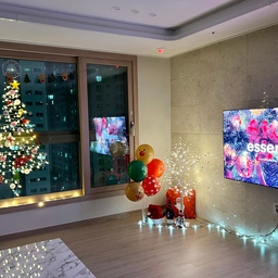 #오늘부터크리스마스 #콘수프기록
대형 트리로 꽉 차기 전 미리크리스마스 모습🎅
이사오기 전에는 공간차지하는 트리가 싫어서
#벽트리 꾸몄는데 이사하니까 #대형트리 로망이 생겨버렸어요
결국 참지 못하고 애프터를 먼저 올렸지만😅
비포도 나름 괜찮은 것 같기도?
#미리크리스마스 #크리스마스 #christmas #xmas 
#내돈내산 #일상 #셀프인테리어 #집꾸미기 #온라인집들이 #ftc10기이야기 #거실인테리어 #오늘의집큐레이터 #홈퍼니싱 #홈스타일링 #홈스타그램 #집스타그램 #집꾸