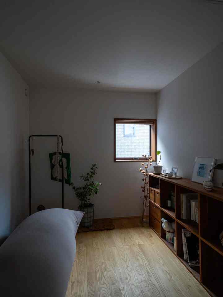 空き部屋には引っ越し前から使用している無印良品の棚と頂き物のyogibo(過去一大きな頂き物😂)
リラックススペースとしてストレッチしたりのんびりしたりするときに使います #yogibo #リラックス #本棚 #無印良品 