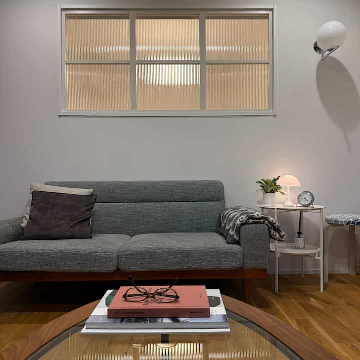 ruang tamu. Di belakang jendela interior adalah kamar tidur.
Saya menikmati mengubah suasana dengan pencahayaan 💡


#Sofa PFS
#FLOS ringan
#Jam meja Arne Jacobsen
#IDEE bantal
#louispoulsenpanteraportable
#Jendela interior Panasonic
#Meja oval kaca G-PLAN
#Renovasi apartemen
#Interior Skandinavia
#abad pertengahan