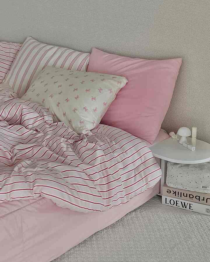 うんざりしたルーターを隠すことはずっと進行中でした。 「今回ちゃんと隠してみよう！」としながらしばらく頭を転がして、フェイクブックの中に隠しておき、サイドテーブルの下に配置したら全然泣きませんか？  #셋톱박스숨기기 #멀티탭정리 #멀티탭숨기기 #사이드테이블 #침실인테리어 #방구조바꾸기 #라지킹침구 #안방인테리어 #맞팔 #맞팔해요 #맞팔환영 #아이키우는집 #아이있는집 #2024잘산템리뷰대회 #콘수프기록 