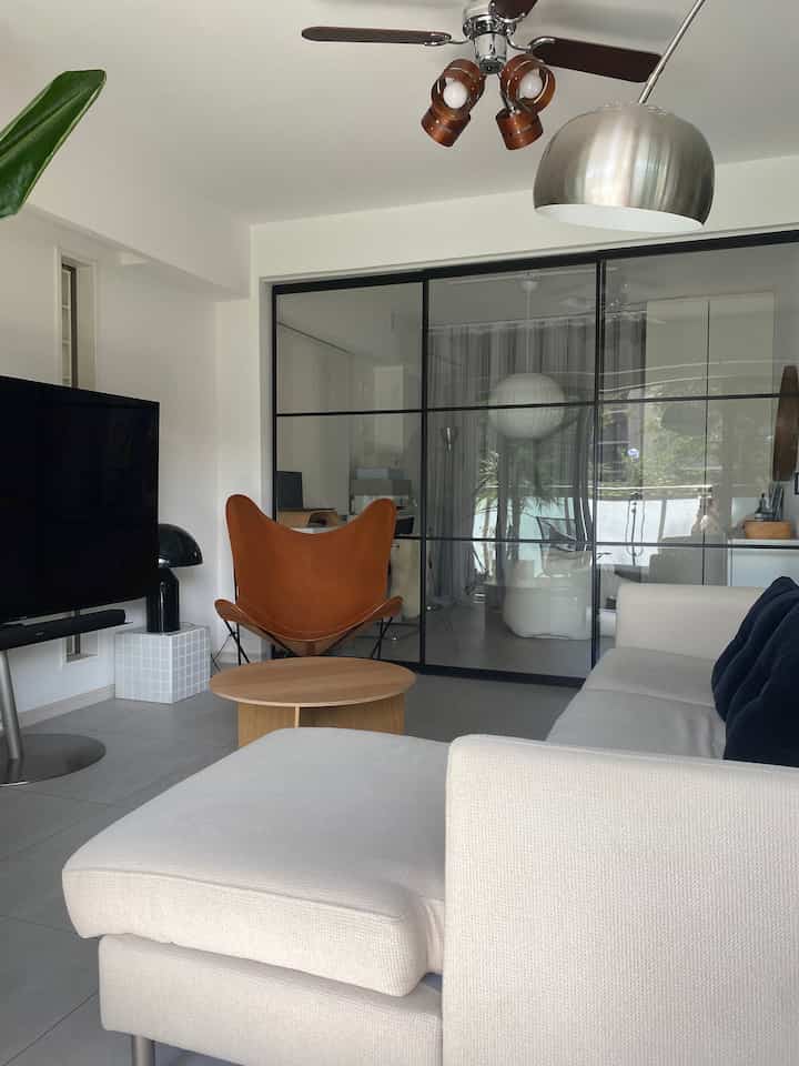 晴れた日は特別気持ちいいリビング🍃
クリア間仕切りはタチカワブラインドのプレイススウィングです。

#マンション #マンションインテリア #ミッドセンチュリーモダン #ミッドセンチュリー #ホテルライク #bkfチェア #リゾート #クリア間仕切り