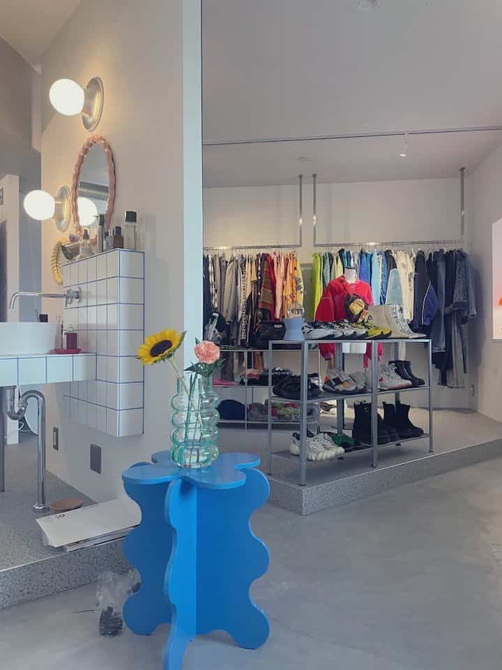 右側に玄関の扉があって、入ってすぐ右側がオープンクローゼットになってます。

#IKEA #リノベーション #タイル洗面台 #土間 #クローゼット 