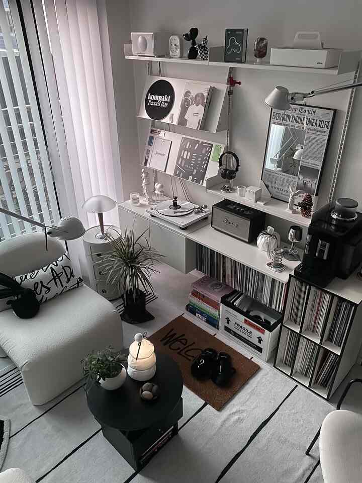 モノトーンのリビング、ホワイトソファとターンテーブル、レコード棚が調和したモダンなミュージックスペース