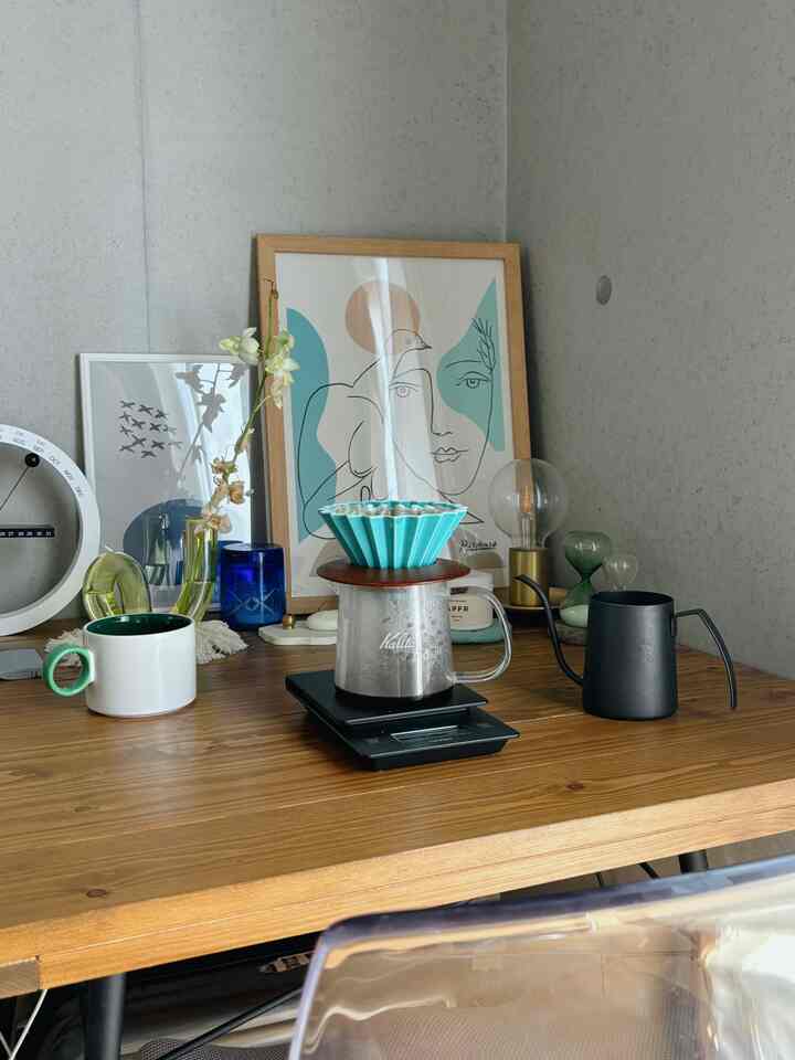 IKEAのマグカップは2コセットで599円という、驚異的な価格。
しかも色違いでちゃんとデザインされていてかわいい💚

#コーヒーカップ #コーヒータイム #マグカップ #IKEA家具 #緑のインテリア #ナチュラルインテリア #北欧スタイル #モダンヴィンテージ #モダンナチュラル #一人暮らし部屋 #ダイニングスペース #作業スペース 