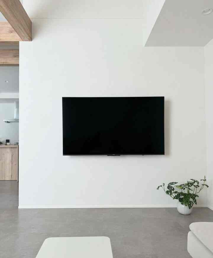 テレビはhisenseの65U8Kを購入。

他社に比べてとてもお安いのに、画質も機能も満足しています。

# テレビ #壁がけテレビ #リビング #ソファー