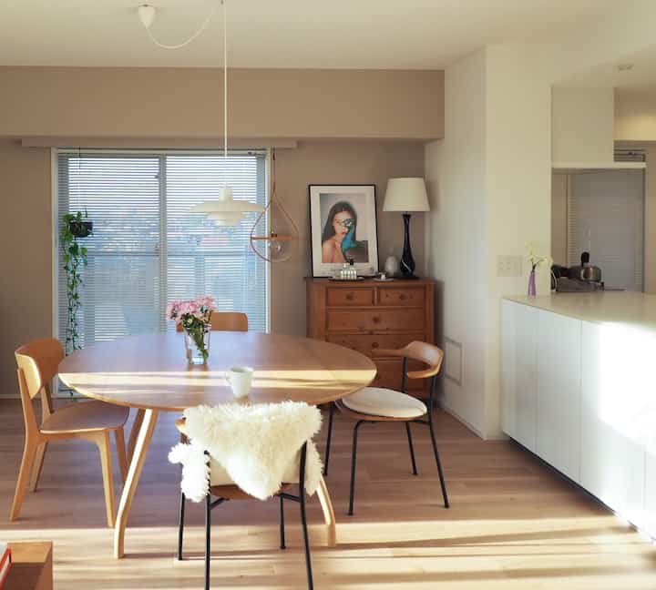 ダイニングの様子🪻
この眺めを切り取ると、ビンテージのウッドシェルフがcozyな雰囲気作りに一役かっているかもしれません😚

引越しを繰り返してもその都度一緒に移動してきた相棒です☺️(棚の上のビンテージランプも🪔)

#リビングインテリア #ビンテージ家具 #ビンテージランプ #cozy #cozyinterior