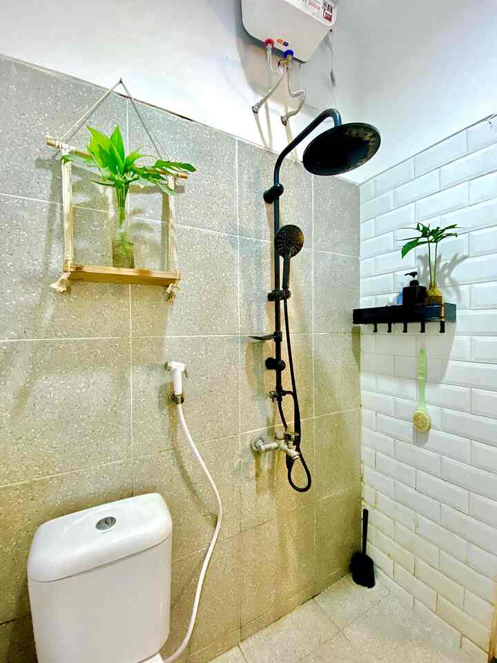 Kamar mandi sangat sederhana, di desain semi-dry dan tidak memiliki bak mandi. Dindingnya dibuat dari keramik terazzo dan motif bata putih. Lantainya mengikuti keramik dinding yang berada di satu sisi sama. Sungguh kamar mandi yang sangat minimalis, wishlist kami ingin punya bathtub, semoga yah 🫣 #showerkamarmandi #krankamarmandi #keramikkamarmandi #klosetkamarmandi #tanamankamarmandi #cerminkamarmandi #mejariaskamarmandi #kamarmandiminimalis #kamarmandijapandi #inspirasikamarmandi