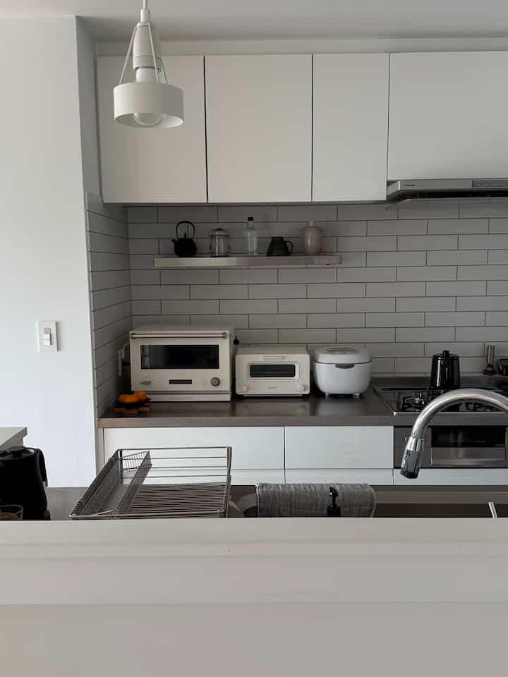 キッチンは白を基調に。Panasonicのキッチンです。ステンレスとホワイトの組み合わせがお気に入り。ステンレスシェルフはサンワカンパニーのものです。


#Panasonicキッチン
#サンワカンパニーステンレスシェルフ
#BALMUDA
#ルイスポールセンパークフース
#野田ホーローケトルポット
#タイガー炊飯器
#ラパーゼ水切りカゴ
#DANSKホーロー片手鍋
#BRITA浄水ポット
#KEYUCAステンレスダストボックス
#Russell Hobbs電動ペッパーミル
#サブウェイタイル
#マンションリノベーション
#北欧インテリア
