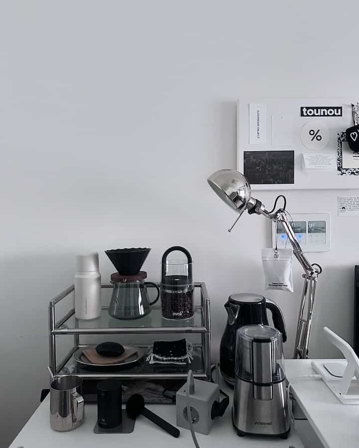 Apa yang harus saya lakukan dengan zona kopi mini? 
Setelah mengkhawatirkan kapsul dan biji kopi, saya membersihkannya dan pergi tidur.
Sebenarnya, lebih baik mengabaikan daripada khawatir haha.

Diambil pada pagi hari,
Bar kopi tetes kecil tapi berharga🖤☕

Saya tidak tahu banyak tentang kopi, tapi menurut saya biji kopi tetes yang gurih terasa lebih enak. 

Mungkin ini hari Jumat jadi aku merasa santai.
Akhir pekan tinggal satu hari lagi! Cobalah yang terbaik 🤍

-
Instagram @uu.jae_


#Peralatan rumah tangga yang indah #블랙앤화이트 #무채색인테리어 #화이트인테리어 #블랙인테리어 #모던인테리어 #데스크테리어 #인테리어소품 #원룸인테리어 #방꾸미기 #벽꾸미기 #홈카페 #myhome #homedeco #mylifestyle