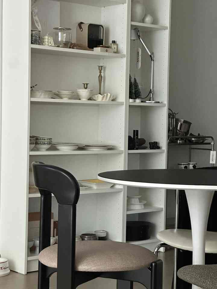 When I first bought a long ceramic table, I wondered if it would work well for a two-person household, but as expected, after the housewarming, I thought it would just take up space, so I changed it to a round table 🤍🖤

Well-made items + recommended items 1️⃣2️⃣3️⃣

1️⃣Table mat - black gloss/matte
I bought a white round table, so I just bought a cheap one.
So I thought it would look plain and get scratched easily, so I bought a mat right away!
Kkan-kkan-gong-ga cut the mat for me and picked it, and I really like it!
Price: late 20,000 won

2️⃣Young-ga-gu - black chair
Young-ga-gu black chair is good in price range, but the round seat is so comfortable to sit on!
I liked it so much that I bought two right away, one with a cushion and one without. If you're having trouble with chairs, I highly recommend it!

3️⃣Ikea Billy bookshelf
I think everyone who knows about the Ikea Billy bookshelf knows. When I used Ikea Pax, it was too big and heavy to move, and I didn't like the way it stuck out in the space. 
Billy has a moderate weight and a sturdy shelf, so it's good as a dish cabinet in the kitchen or in the dressing room. 
The best thing about it is that it's attached like a built-in cabinet, but it doesn't stick out. 

If you're curious about my house, follow and take a look 〰️👋🏻

#Pretty household items #잘산템 #블프지원금사수작전 #우리집잘산템빙고 #주방인테리어 #식탁추천 #식탁의자추천 #주방 #식탁인테리어 #이케아빌리 #ftc5기이야기 #콘수프 #콘수프기록
#Today's garden #아르떼미데 #가구인테리어 #영가구 #테이블매트