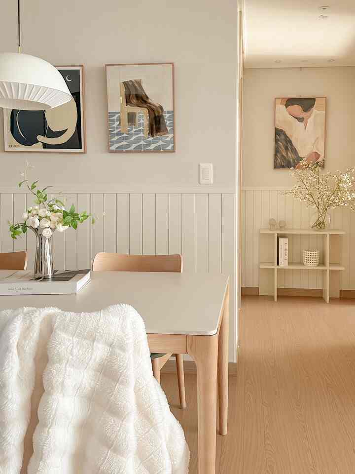 Self-interior success 🛠️

There is a small wall between the dressing room and the bedroom in my house,
and no matter how I decorated it, it just didn't look right🥲

So I thought about it and installed the same Louverboard as the wall near the dining table,
and I guess this was the answer!😆

The wall near the dining table and the wall between them seem to be extended, making it look wider🤍
The flat wall gained a sense of three-dimensionality, making it look much better🙌🏻

Now I need to put a pretty storage cabinet that fits here
and increase the lacking storage space😘

.
.
.

#Nordic interior #셀프인테리어 #아파트인테리어 #화이트인테리어 #화이트우드인테리어 #루바보드 #식탁추천 #세라믹식탁 #homedecor #diningroom #diningtable #셀프시공 #셀프리모델링 #오늘의우리집