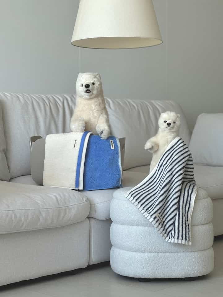 1. 「Kotona」ホームボディタオル

高重量（200g）と高密度の繊細な織りで、
一般タオルに比べ吸収力に優れています。 
細かく織られた40水コマサ生地はホテルタオルのようにサラサラと柔らかいです。
Kotonaのおかげでバスルーム、キッチンにカラフルな高級感が感じられます。
デザインがすっきりしてどこに置いても、歩いてもインテリアを際立たせてくれますよね？

2.「デンクル」粉歯磨き粉

天然由来成分で口腔用品を作るブランドで、 
グラニュの粉歯磨きで有名です。
グラニュ歯磨き粉は使うたびに感じますが、 
ガグルするようで、もっと開運に感じられます。
朝起きて口に泡立ててうがいをすると、そんなに開運することができません。
新しいアイテムをプレゼントしてみたい場合は、デンクルパウダー歯磨き粉をお勧めします。


3. ユキウィでプロポリス歯磨き粉 

ニュージーランド産プロポリス、フィンランド産キシリトール、天然由来成分で作っています。
刺激的でなく柔らかくて開運感が良かったです。
買い物袋まであって豪華にプレゼントできますよ。



#towel #코토나 #코토나타월 #홈바디 #배스웨어 #bathwear #집들이선물 #오늘의집 #신혼부부선물 #욕실인테리어 #덴클 #구강케어 #가루치약 #그래뉼치약 #비건치약 #여행용칫솔세트 #여행용키트 #travelkit #유키위 #ukiwi #유키위치약 #치약 #치약추천 #프로폴리스치약 #오스만투스치약 #선물추천 #홈스타일링 #스타일링소품 #소품스타일링 #n만원템선물추천