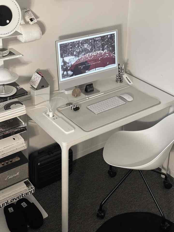 小さな机に合ったデスクマットを見つけました！まさにオビキデスクマット！ (ストーンカラー、ミディアムサイズ)

高級で柔らかい表面に撥水コーティングフレザーで汚染に強いです。すぐにデスクテリアを完成してくれる感じです。マットカバーの下に書類や名刺などの紙類を簡単に保管したり隠したりできます。 （a3 3-4章推奨） 

マットの上部にツールバーを使って頻繁に失われやすいペンシルやusb、リップバームのような小さくて薄い製品を載せておきましょう。ツールバーに強い磁性が内蔵されており、マグネットケーブルホルダーを活用して充電線をしっかり固定してくれます。 
  #orbitkey #데스크테리어 #오비키데스크매트 #데스크매트 #프레임 #사무용품 #책상정리 #책상인테리어 #데스크셋업 #홈오피스 #desksetup #deskmat #두닷 #두닷콰트로에어 #데스크 #책상 #둥근모서리책상 #북선반 #두닷밀라노 #데스크러그 #두닷의자 #예쁜살림템 