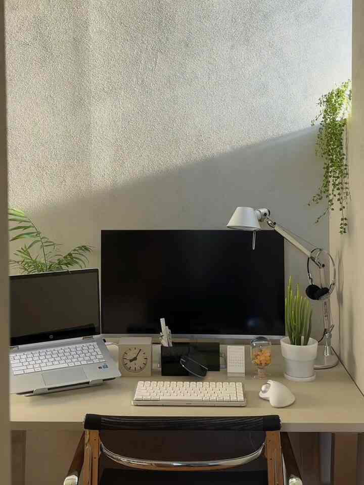 シンプルかわいくまとめたPCスペース

#ワークスペース #ワークスペースインテリア #テーブルランプ #キーボード #置き時計 #観葉植物