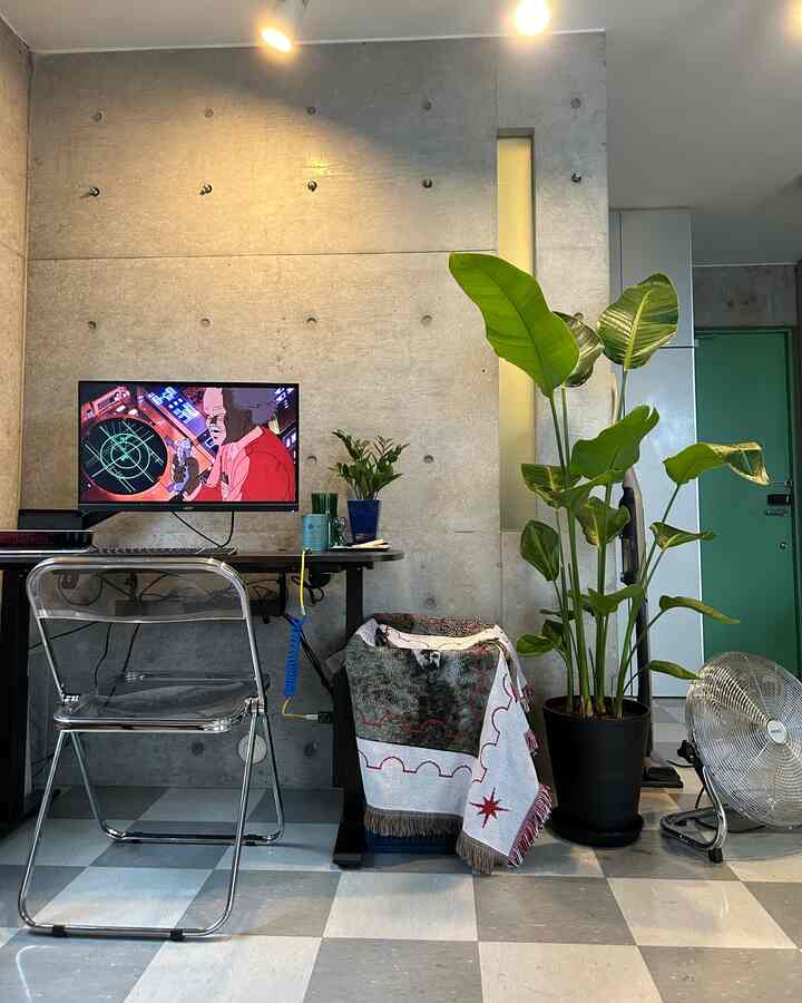 最近のデスク周り🙌
ほとんどリモートワークだから
やっぱり大事🥺
椅子はそろそろゲーミングチェアみたいなの欲しいけど
どんなのが良いかな...？
おすすめあったら教えてください❕
.
.
.
#デスク周り #デスクインテリア 
#ミッドセンチュリー #ミッドセンチュリーモダン #インテリア #インテリア植物 #植物インテリア #植物のある生活 #インテリアおすすめ #小物インテリア 