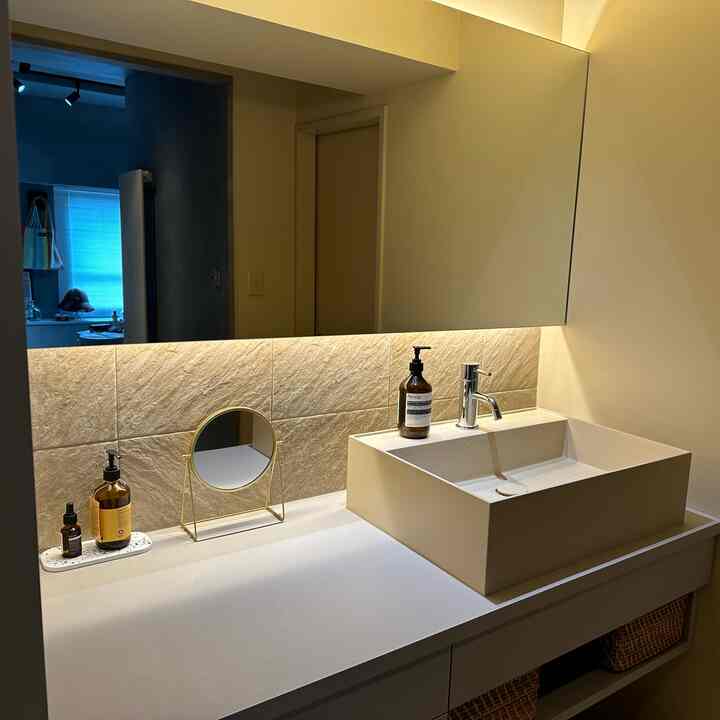 我が家の洗面所です。
洗面ボウルは、スッキリとした見た目ながら存在感もある四角いボウルを採用しました。鏡、背面のタイル、造作の引き出しの形が全て大きさの異なる四角形になっていて、統一感が出たように見えます🟫🟧🟨

照明は、鏡の背面にオレンジ色の間接照明を仕込んで、頭上には白色のスポットライトを採用することで、時と場合によって色々な使い方や見え方になります💡💡

#リノベーション #マンションリノベーション #リノベ #リノベーションマンション #リノベーション住宅 #リノベーション事例 #マンションリノベ #洗面台 #洗面所インテリア #洗面ボウル #洗面タイル #洗面リノベーション #洗面台リフォーム #イソップ #aesop  #サンワカンパニー #サンワカンパニー洗面台 #ホテルライク #ホテルライクな暮らし #ホテルライクな洗面 #造作洗面 #造作洗面台 #間接照明 #間接照明のある暮らし #ベージュの洗面台 #ベージュインテリア