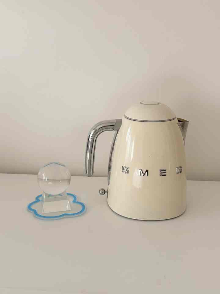 #예쁜가전잘산템

きれいな家電よくサンテムで一番おすすめな SMEG  電気ポート！
家が贈り物としても完全にお勧めします！

使用したのはすでに5年になっていますが、故障しないで本当に実用性が最高です。
お皿を洗うときは、飲むときなど、沸騰した物が頻繁に必要で、キッチンに常時置いて使用しています。
キッチンインテリアも損なわれず、本当に満足のいく製品です:) #스메그 #스메그전기포트 #smeg #소형가전 #소형가전추천 #전기포트추천 #집들이선물 #신혼집선물 #신혼선물 #신혼선물추천 #집들이선물추천 #신혼집선물추천 #인테리어가전 #주방인테리어 #주방인테리어소품