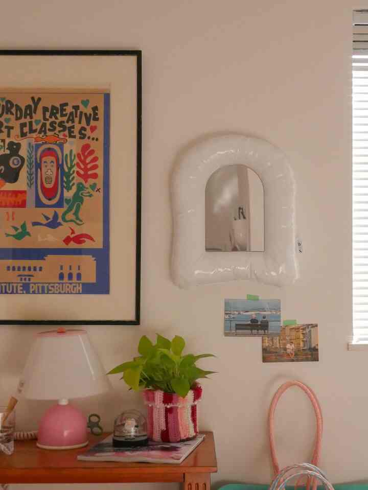 #OhouseShopping
むちむち質感のミラー🪞韓国のインテリア小物はとっても可愛い！自分らしく飾るためには、古い家具やハンドクラフト品と合わせて置くのが好きです😘古い物と新しい物のmixが落ち着く〜！

#建売住宅 #建売 #カラフルインテリア #ヴィンテージ #ミラー #飾り棚 