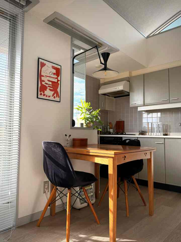 このスペースに1番光が降り注ぐのが朝☀️
窓際に置いた植物も、朝の光を浴びて知らぬ間にぐんぐん成長🌿

#インテリア植物 #キッチン間接照明 #ダイニングインテリア #朝 #フレボディウム・ブルースター　#観葉植物 #DieterRams