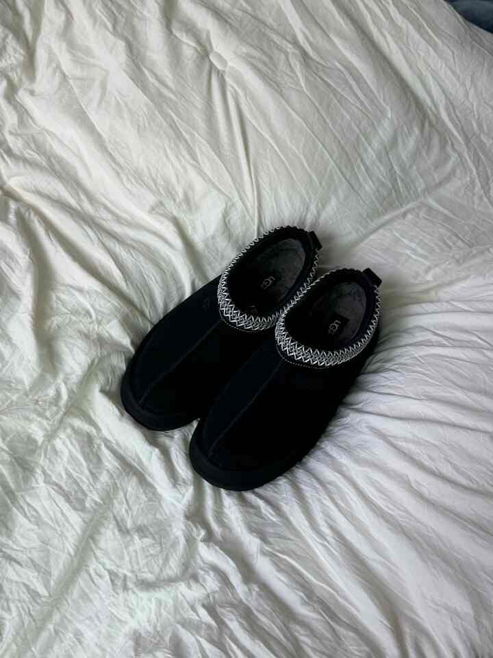 冬はオグの季節という言葉ももう陳腐なのに、
私はあまりにも欲しかったので、冬が来るたびに心配しました。
2年ぶりの結局今回私の靴で来てくれてとても嬉しく、長く考えたことが役に立たなくなるほどいい！
2024年のオッグを報告しっかり走ったりしないで慎重に歩いてみなければならない⛄️

＃サンサンテム＃今日の家＃今日のシーン＃今日のシーンカット＃アグ＃