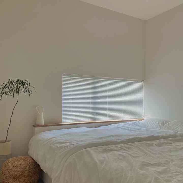 我が家の主寝室は4畳ちょっとしかありません。
⁡
ベッドフレームをビルトイン(というより段あげしただけ)し、通路とベッドスペースのみにしているので、部屋に入った瞬間にベッドにダイブできる仕様です🛌
⁡
#ベッドルームスタイリング 
#コンパクト
#無印良品 
#ニトリ 