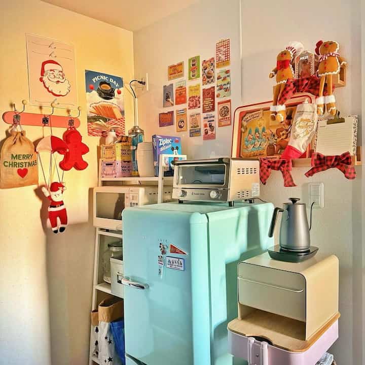 去年のクリスマスのキッチンの写真🎅🏻
今はキッチンラックが欲しくてしかたなくて、なかなか片付かない状況です☹️

#キッチン #クリスマス #クリスマス飾り #一人暮らし部屋 #一人暮らしキッチン