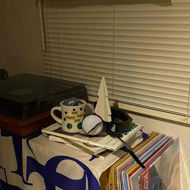 ちょっぴりクリスマスモード
このサイズのツリーが私にはちょうどいい⚪️

プロテインドリンクが美味しかったのでメモ💌

私の部屋は高価なものやおしゃれなインテリアは全然ないし、ぜっっったいに載せられないような物が多くてごちゃごちゃしてる部分も多い
でも私がときめきを感じるような、帰ってきたいと思えるような部屋にしたくて日々模索してます

私による私のための私が過ごす場所
それが誰かに素敵だと思ってもらえるのは、すごく嬉しいなとアンバサダーになってから特に思います

Ohouseを通して、同じときめきを感じてくれる人がいたらいいなあ

#一人暮らしインテリア #クリスマス #クリスマス小物 #ブラインドカーテン #レコードプレーヤー