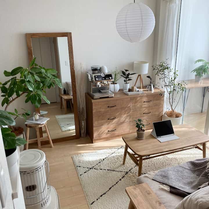 冬の優しい日差しの入るリビング🌿

#ナチュラルインテリア #北欧インテリア #北欧スタイル #木製家具 #鏡 #ミラー・姿見 #間接照明 #ローテーブル #チェスト #ソファ 