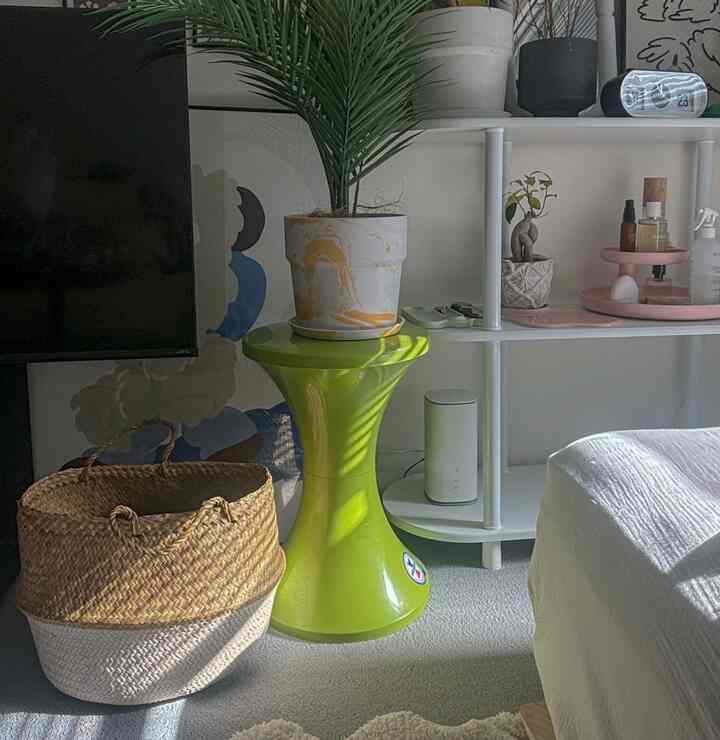 白を基調としたナチュラルな8畳の寝室、窓際のベッドとイケアのバスケットが配置された雰囲気のあるインテリア