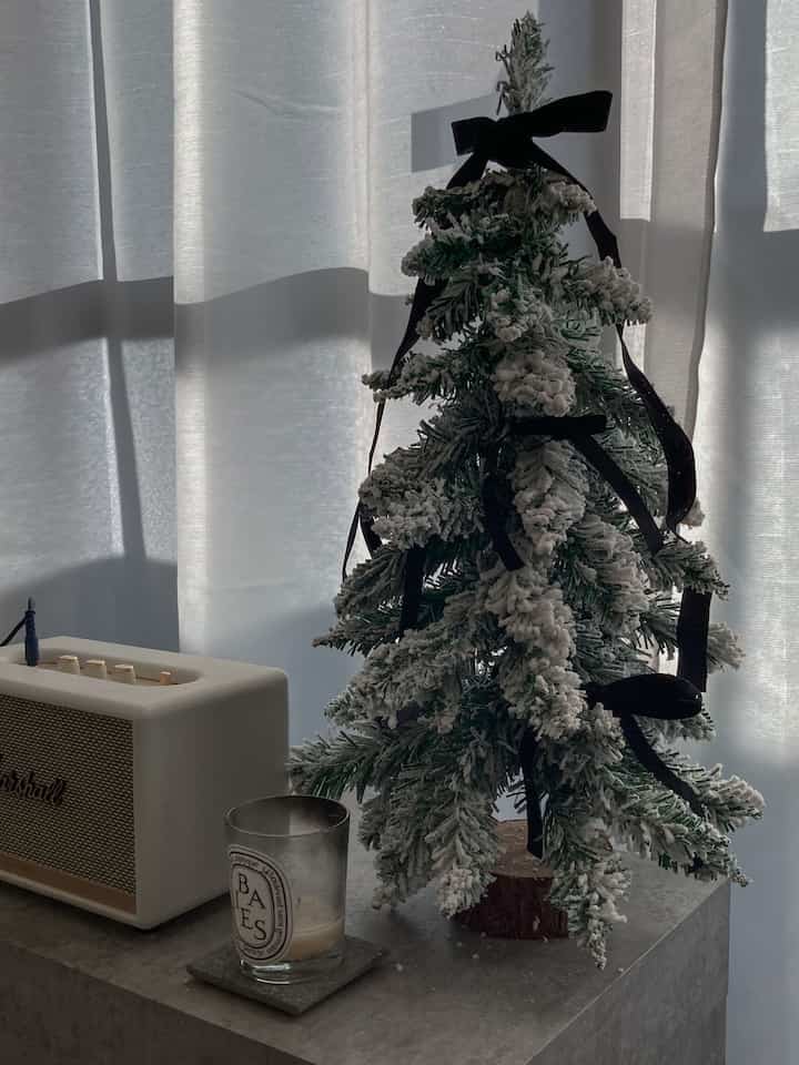 Christmas is coming soon💫
Decorated with random ribbons I had at home
I'm happy with the chic atmosphere

#Living room interior #リビング #モノトーンインテリア #無機質 #賃貸インテリア #1ldk #シンプルインテリア #ひとり暮らし #ひとり暮らしインテリア #ホワイトインテリア #christmasmood