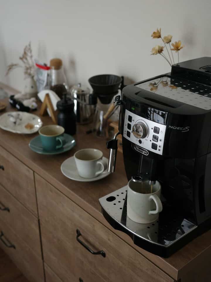 観葉植物の部屋にコーヒーコーナーを設置☕︎
デロンギで淹れるコーヒーは朝から幸せをもたらしてくれる！！！
あとは気分で自分で豆を挽いたり🫘

#コーヒー #デロンギ
#コーヒーマシン #LOWYA #De'Longhi #コーヒータイム 