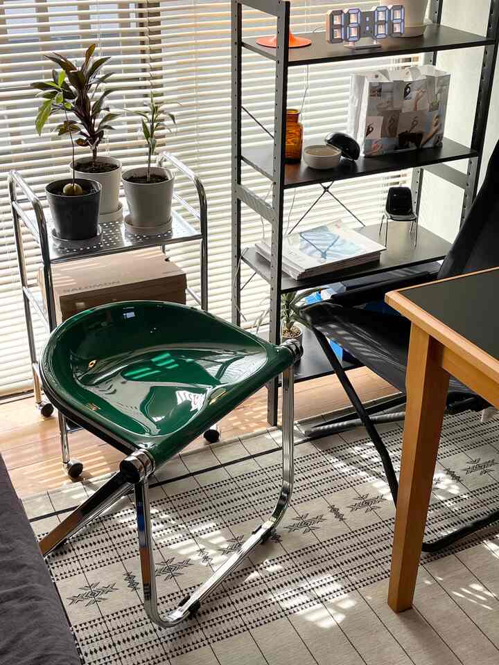 Glossy green acrylic folding chair and wooden desk arranged in a Korean-style study space