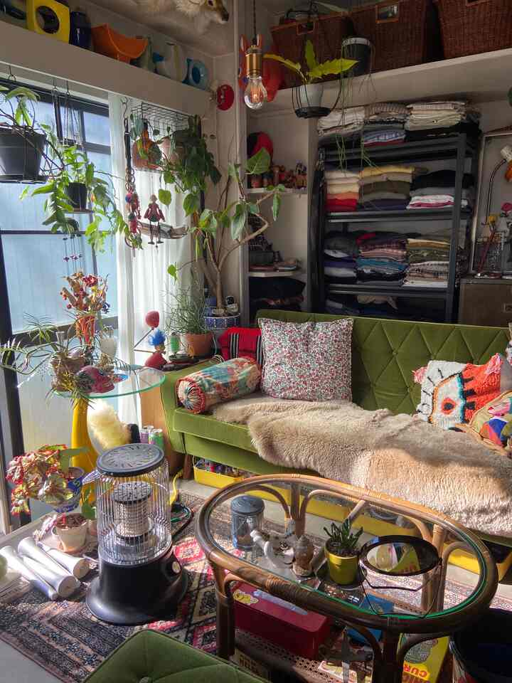大掃除を早めにと思っての模様替えや不用品処分をしていたため、お部屋がなかなか整いませんでした…とりあえず、見せられる面の最新の景色をお送りします◎

寒いけど、寒すぎないくらいの今の気候が結構好きだったりします。ムートンラグは年中活躍するのでおすすめです♪
#ミッドセンチュリー #昭和レトロ #ヴィンテージ
#観葉植物 #グリーンインテリア #多国籍インテリア
#カリモク #リビングインテリア #ロビーチェア
#karimoku60 #japaneseroom