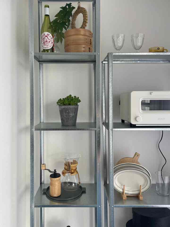 白を基調としたキッチン空間、イケアの金属製棚にコーヒー器具やキッチン用品が整然と配置されたシンプルなインテリア