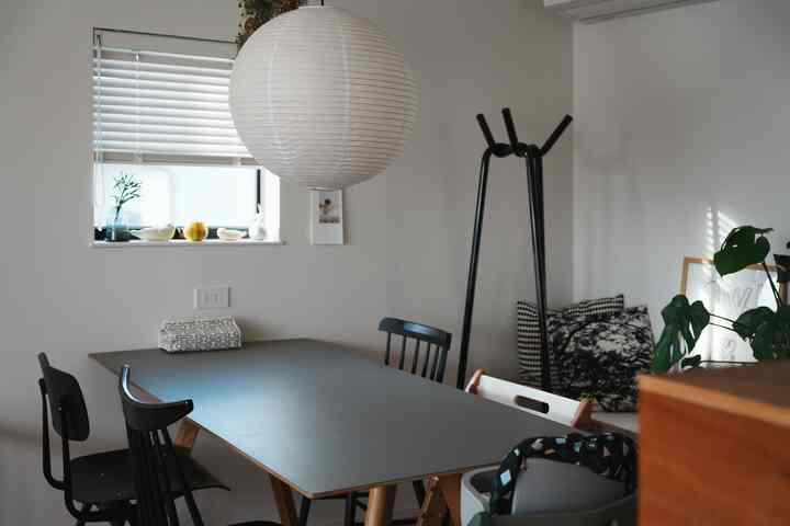 Morning dining room 🌅

The light is now reaching the back of the room.
I can feel winter approaching.

#HAY #ダイニング #ダイニングテーブル 
#children's chair #moji #北欧インテリア