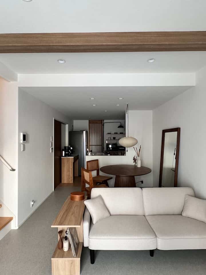 白い壁と木目調家具が調和した和モダンスタイルのリビング・ダイニングルーム空間