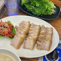 #주말에제일바빠 #나가놀아요
대전 현지인 맛집
공주칼국수쭈꾸미마당에서 
수육이랑 쭈꾸미에 사리추가!!
신세계백화점 갔다가 민초단🍦
신세계백화점 르번미에서
토마토해산물쌀국수랑 소고기야채볶음밥
오늘 종일 쇼핑다니고
종일 먹었네요🤣
많이 먹었지만 많이 걸었으니까 괜찮쥬?ㅋㅋㅋ
다들 굿밤 보내세용❤️
#주말 #주말일상 #주말기록 #일상 #일상기록 #수육 #쭈꾸미볶음 #아이스크림 #쌀국수 #야채볶음밥 #식사 #냠냠 #맛있는순간포착 #맛집 #대전맛집