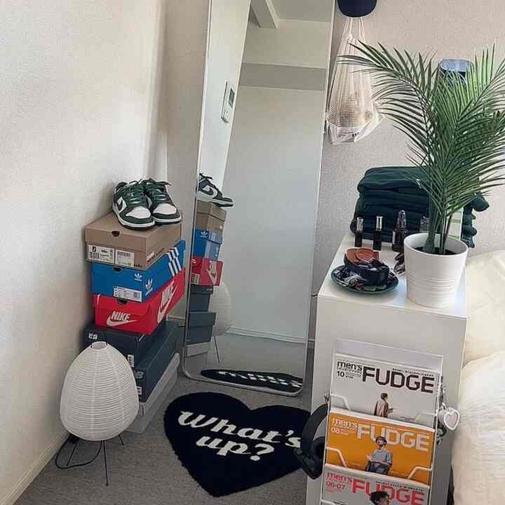 ナチュラルな色合いのワンルーム、全身鏡と靴箱がすっきりと配置されたシンプルモダンなインテリア