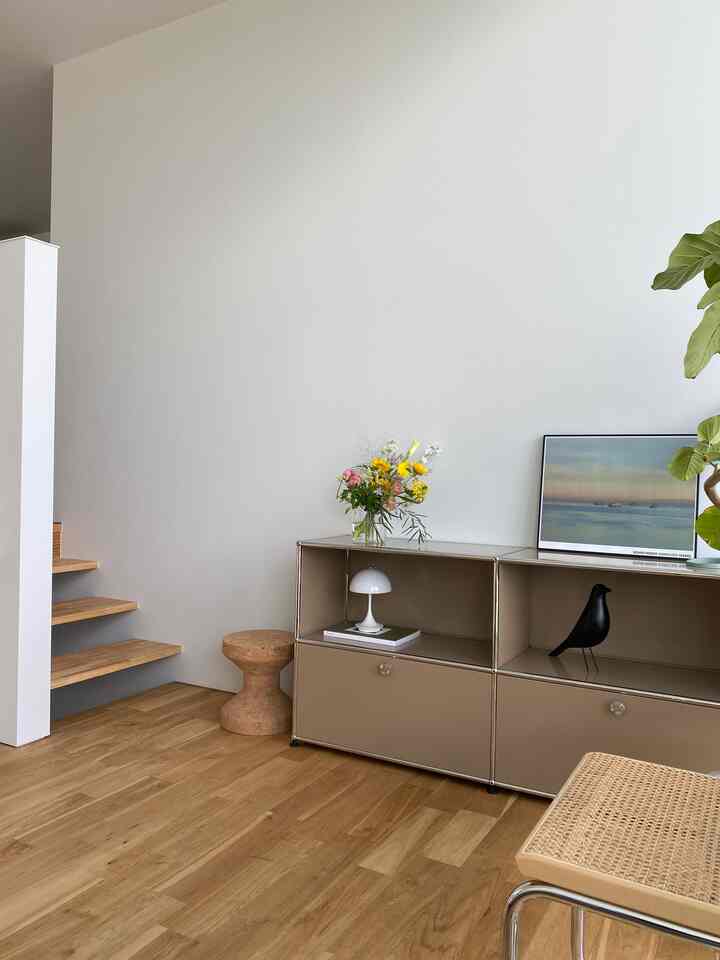 部屋に花があるっていいですね
空間に潤いが生まれます

#花のある暮らし
#vitra
#usmhaller
#louispoulsen
#knoll