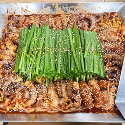 우왓 엄마랑 간 부평 무교동 낙지집
넘 맛있잖아 양이 미춌다
❤️🙈🫶
나는 좀 익혀서 먹는게 나았지만 2인분 다 못먹구 포장 볶음밥은 무조건 고우!
덜 맵게 해달라고 해도 매운 철판낙지볶음
그래도 잘먹었습니다!
#무교동낙지 #철판낙지볶음 #히밥 #매운낙지 #낙지볶음 #볶음밥 #부평 #양많음 #낙지통통 #아빠는다음에같이오자
